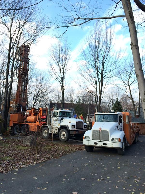 Foreuse industrielle en action pour le forage d’un puits d’eau  à Beaupré.