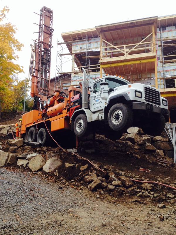 Main tendant un verre d’eau claire symbolisant un puits artésien  à Beaupré.