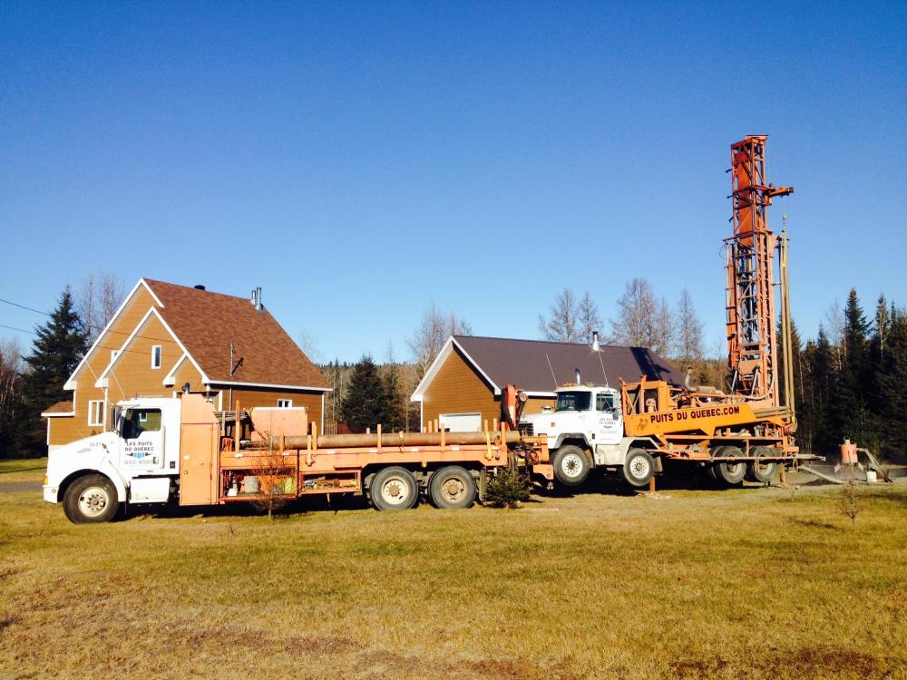 Forage de puits d’eau potable avec foreuse rotative sur chantier  à Beaupré.