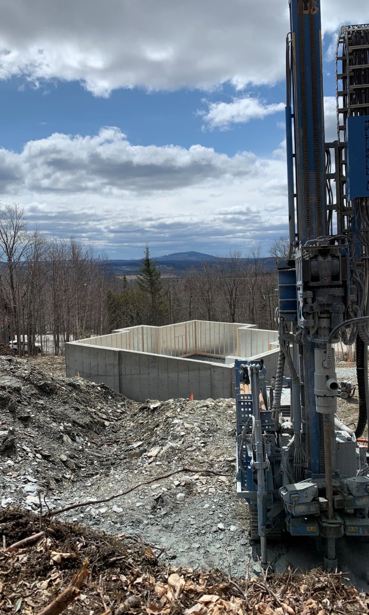 Foreuse industrielle en action pour le forage d’un puits d’eau à East-Broughton.