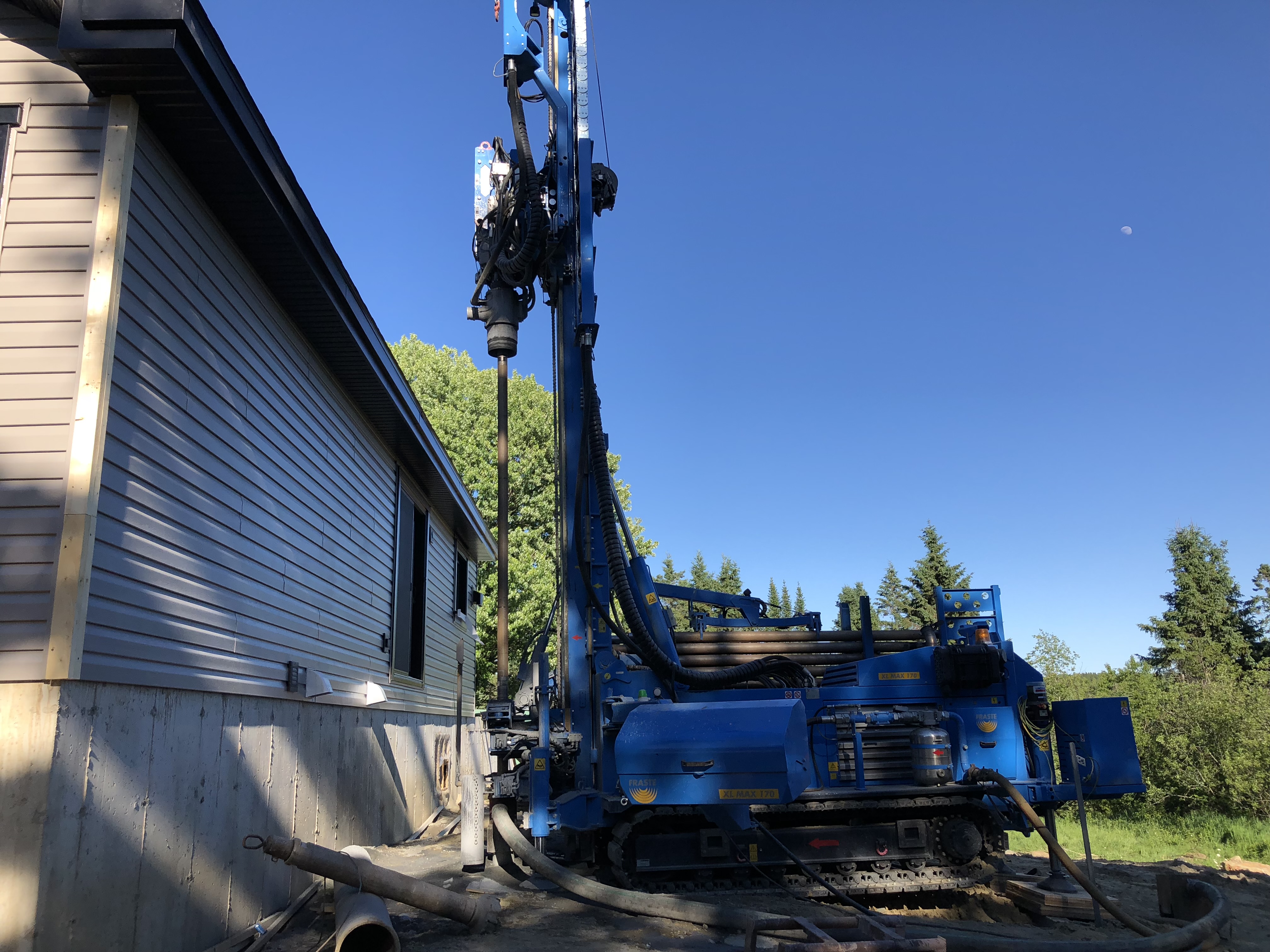 Main tendant un verre d’eau claire symbolisant un puits artésien à East-Broughton.