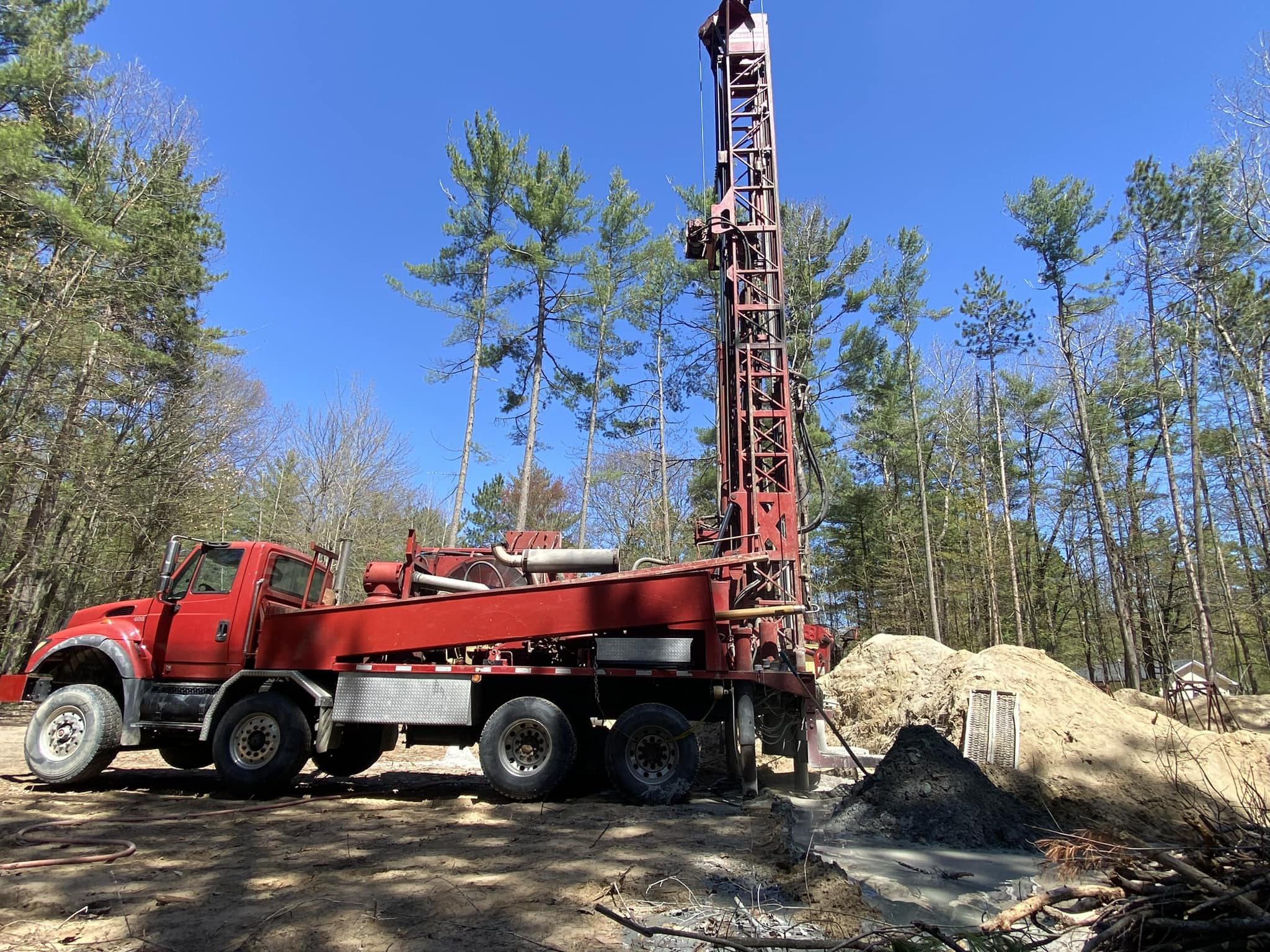 Foreuse industrielle en action pour le forage d’un puits d’eau  à Gatineau.