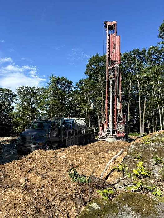 Foreuse industrielle en action pour le forage d’un puits d’eau  à Gatineau.