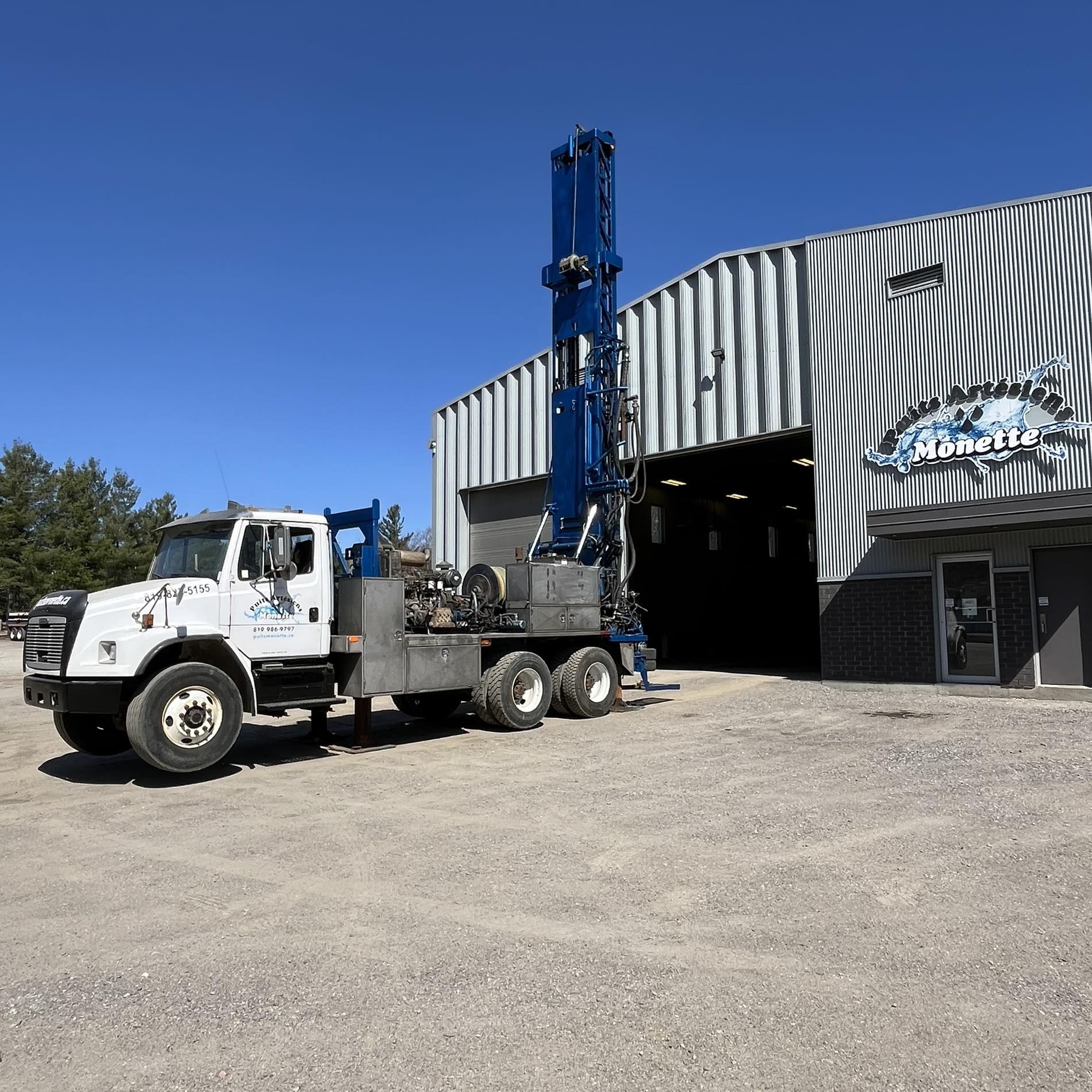 Forage de puits d’eau potable avec foreuse rotative sur chantier  à Gatineau.