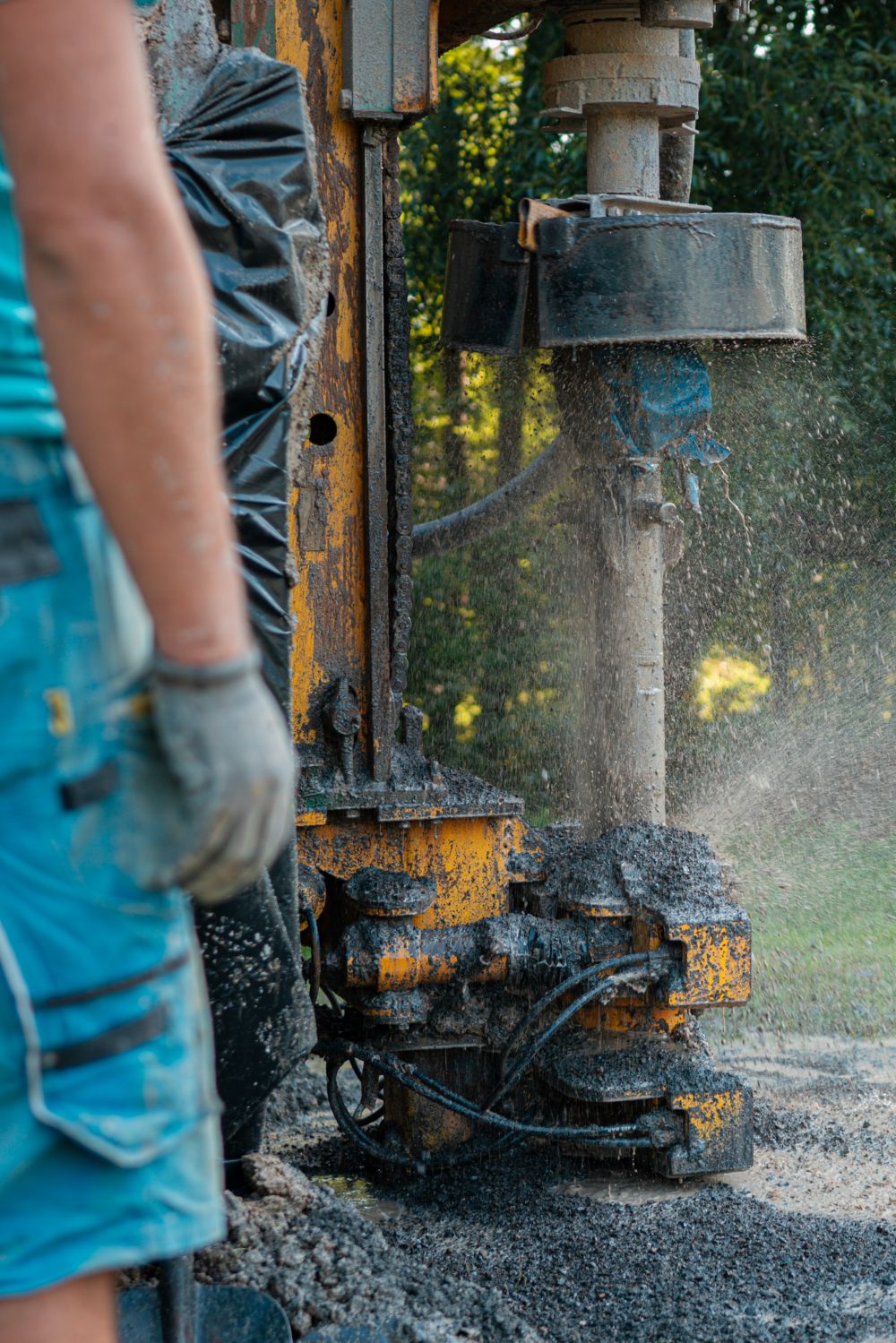 Foreuse industrielle en action pour le forage d’un puits d’eau à Joliette.