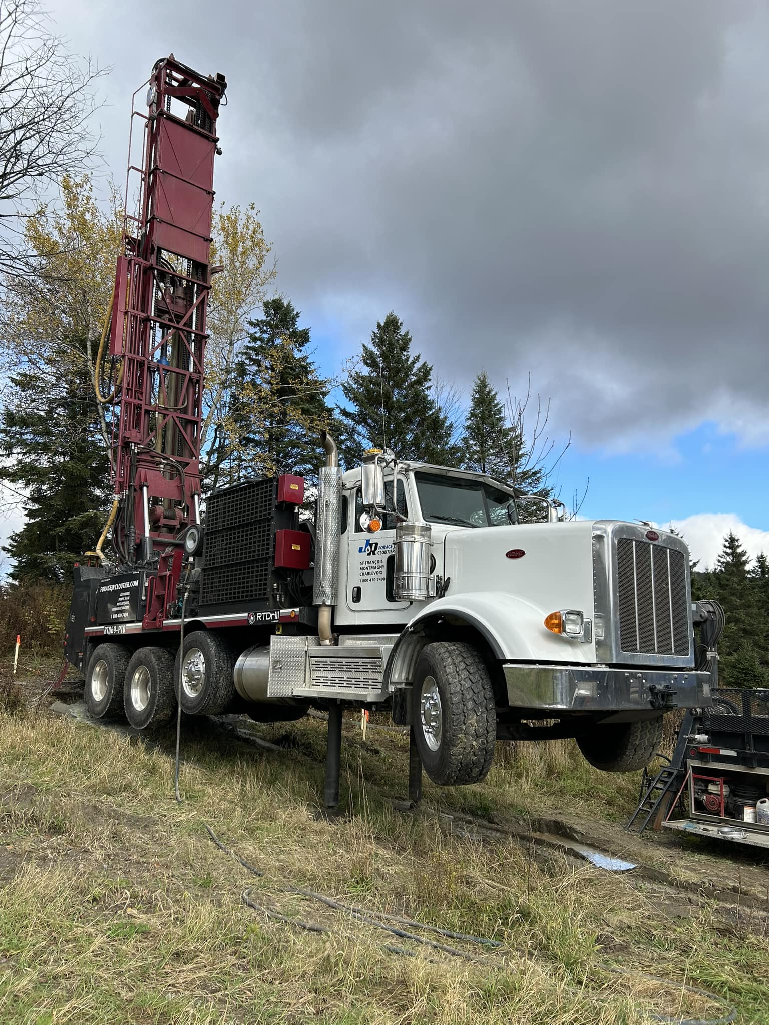 Robinet extérieur alimenté par un puits artésien, eau claire et pure à La Pocatière.
