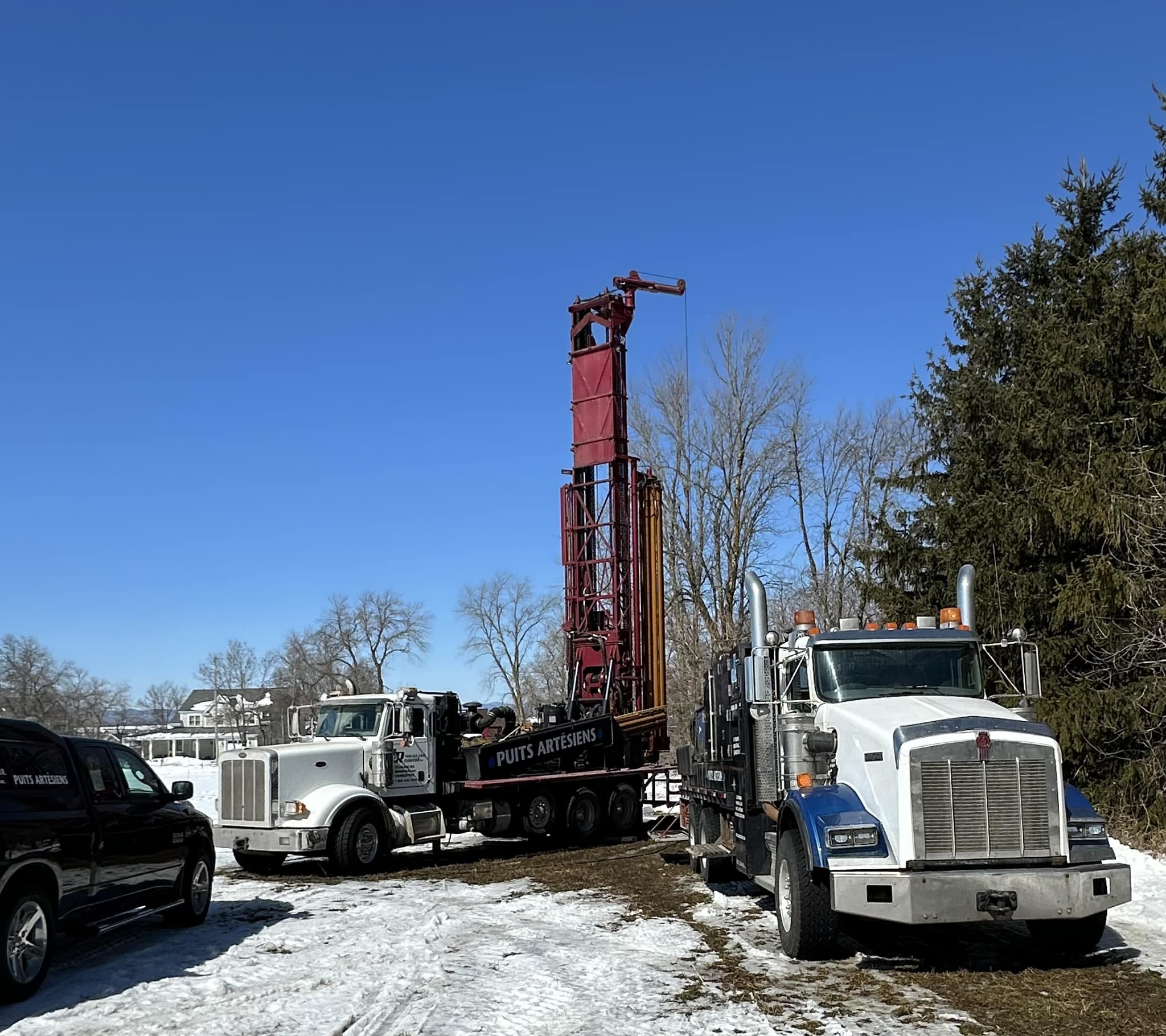 Technicien analysant la qualité de l’eau dans un laboratoire à La Pocatière.