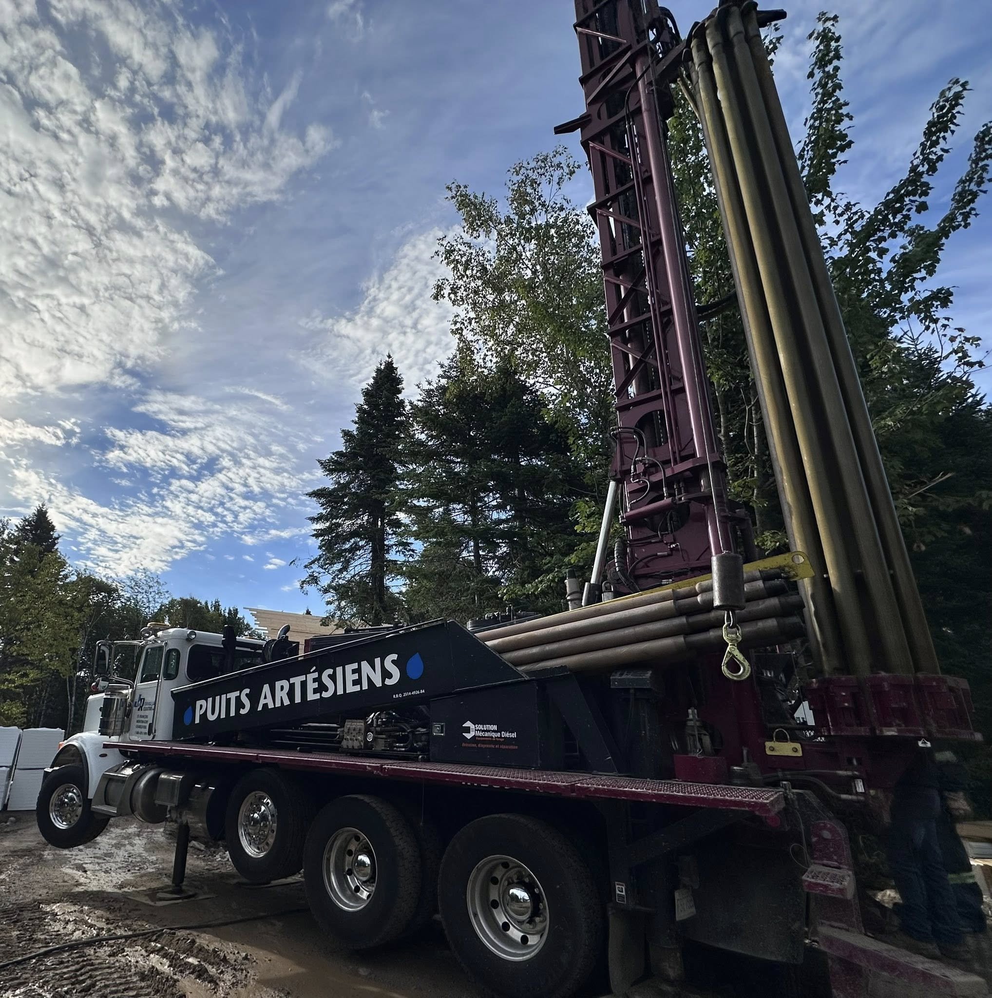 Main tendant un verre d’eau claire symbolisant un puits artésien à La Pocatière.