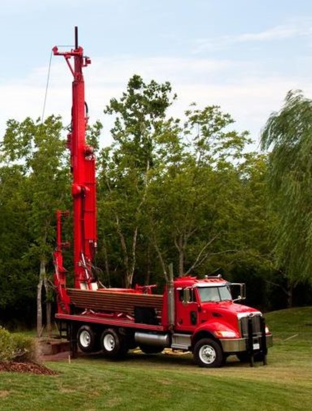 Foreuse industrielle en action pour le forage d’un puits d’eau à Lachute.