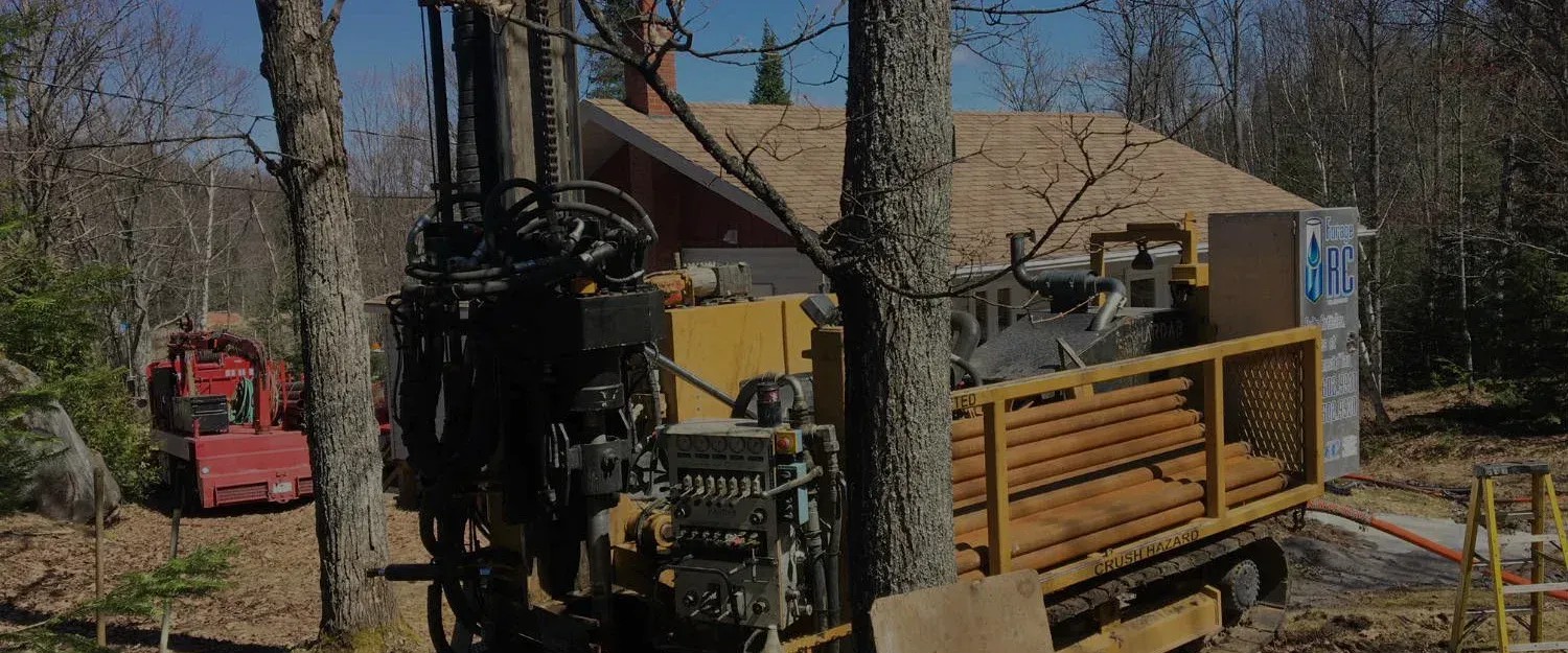 Forage de puits d’eau potable avec foreuse rotative sur chantier  à Lanoraie.