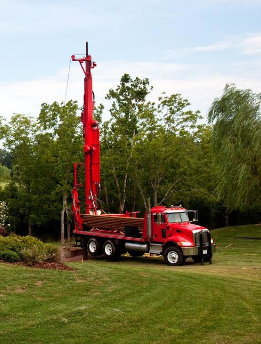 Main tendant un verre d’eau claire symbolisant un puits artésien à Mirabel.