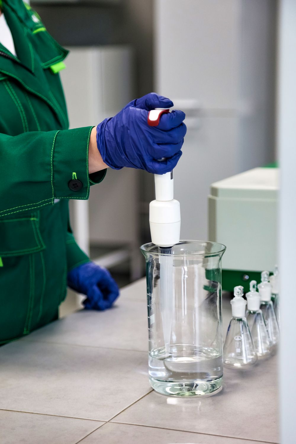Technicien analysant la qualité de l’eau dans un laboratoire  à Notre-Dame-de-Grâce.