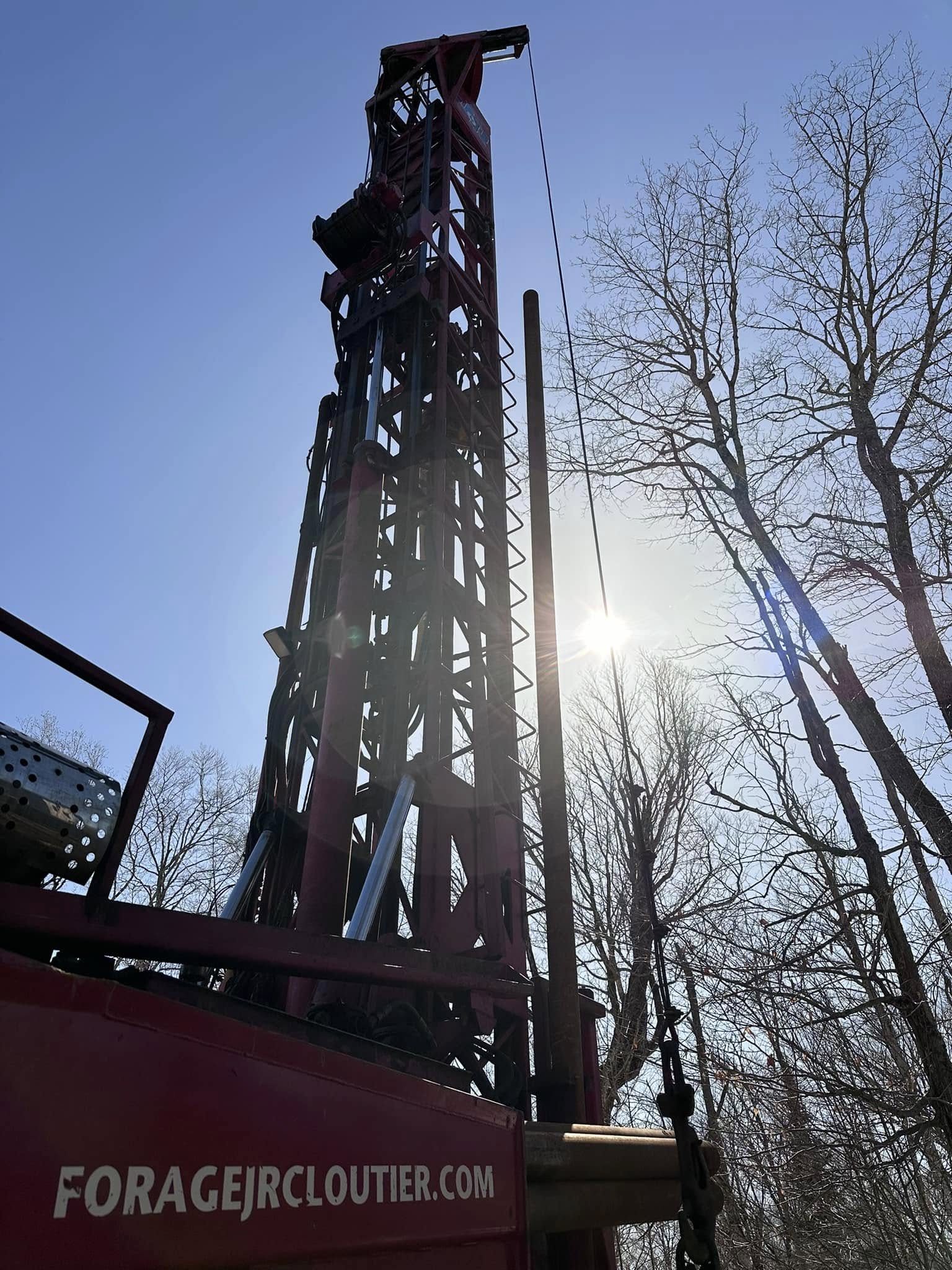 Foreuse industrielle en action pour le forage d’un puits d’eau à Portneuf.