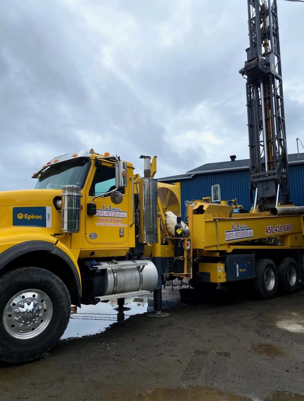 Technicien analysant la qualité de l’eau dans un laboratoire à Rawdon.