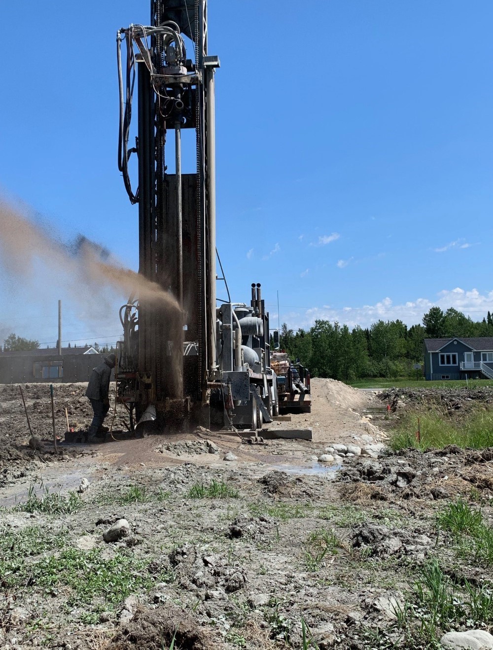 Foreuse industrielle en action pour le forage d’un puits d’eau à Rouyn-Noranda.