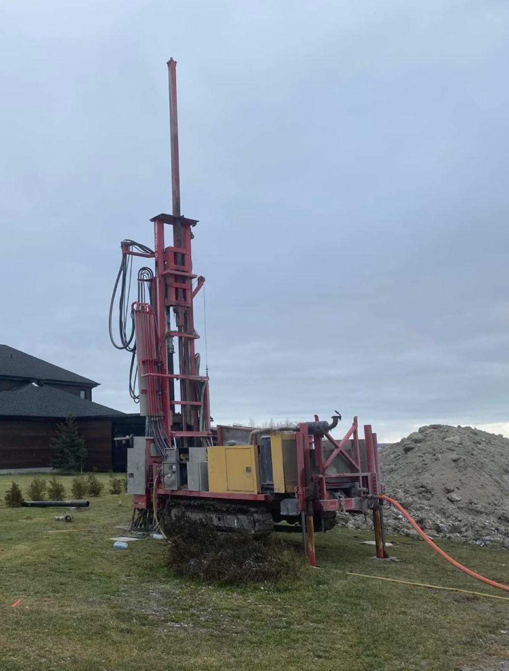 Technicien analysant la qualité de l’eau dans un laboratoire à Rouyn-Noranda.