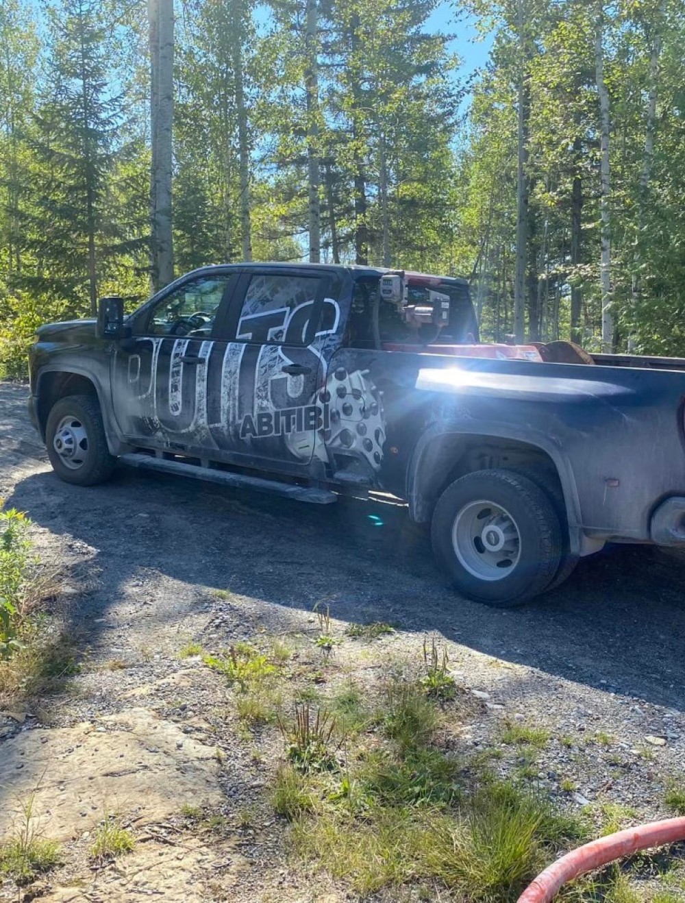 Foreuse industrielle en action pour le forage d’un puits d’eau à Rouyn-Noranda.