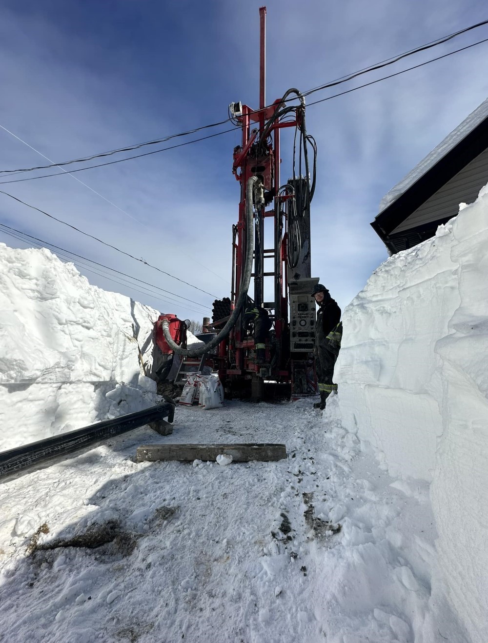 Main tendant un verre d’eau claire symbolisant un puits artésien à Rouyn-Noranda.