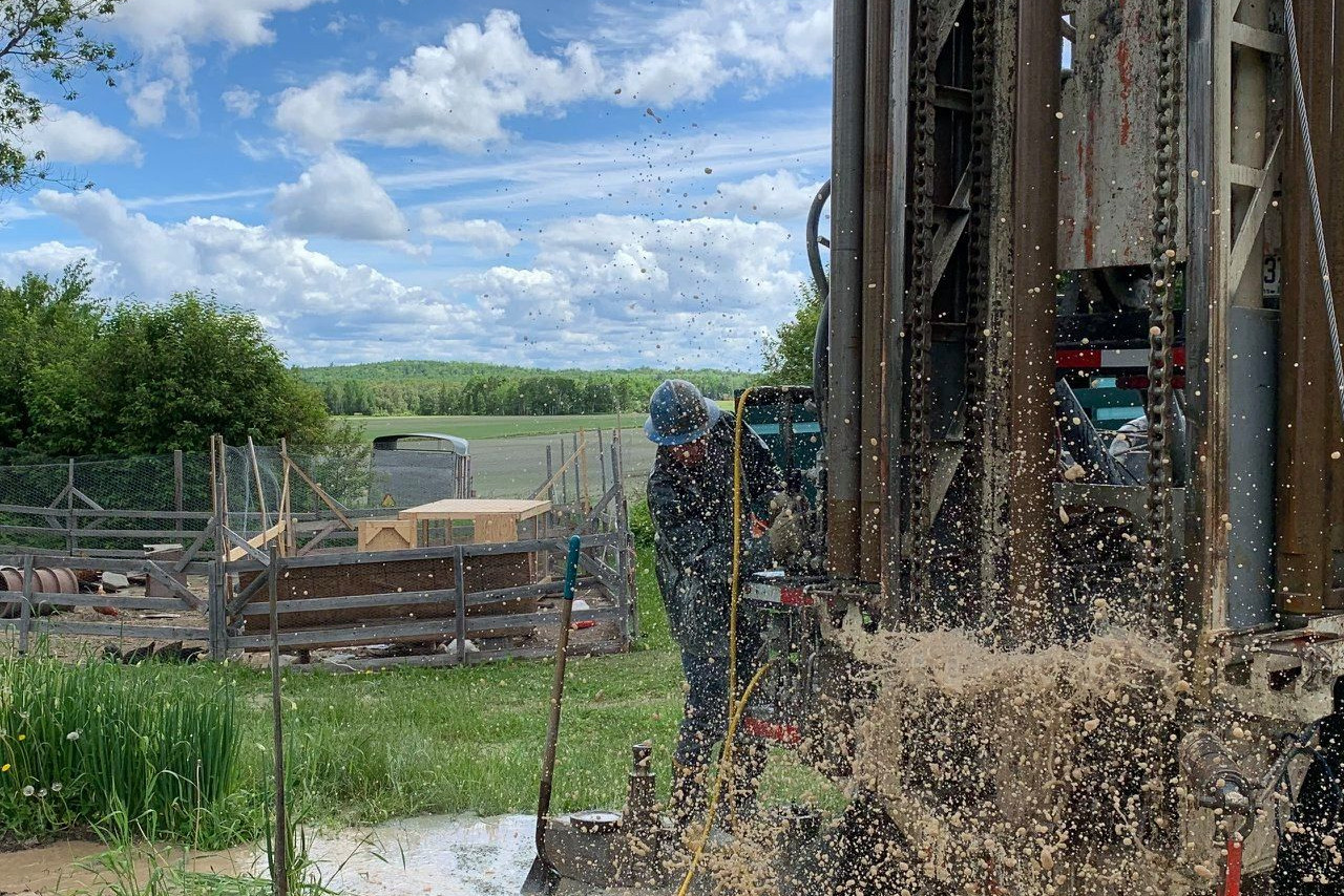 Forage de puits d’eau potable avec foreuse rotative sur chantier à Rouyn-Noranda.