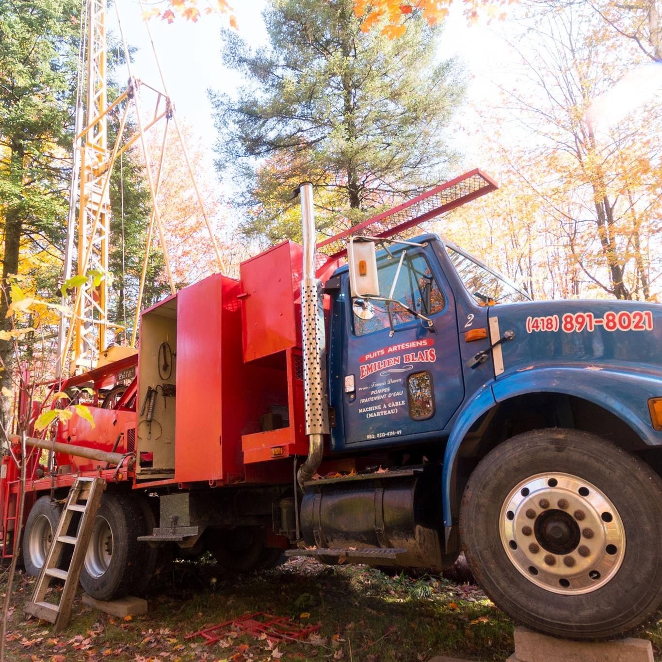 Foreuse industrielle en action pour le forage d’un puits d’eau  à Saint-Anselme.