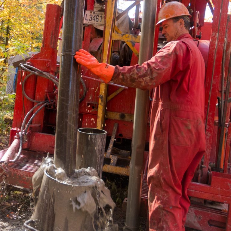 Technicien analysant la qualité de l’eau dans un laboratoire  à Saint-Henri.