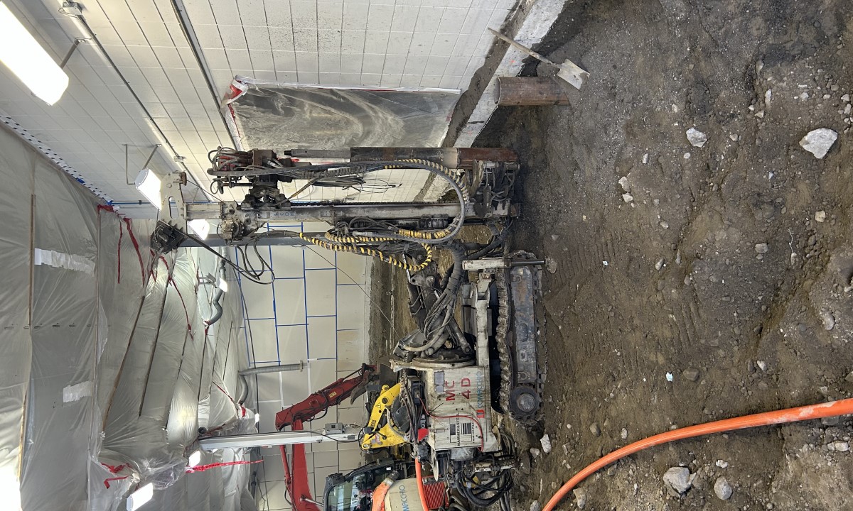 Foreuse industrielle en action pour le forage d’un puits d’eau  à Saint-Joseph-de-Beauce.