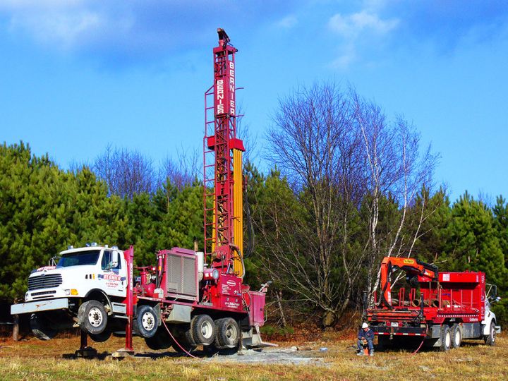 Foreuse industrielle en action pour le forage d’un puits d’eau à Saint-Lambert-de-Lauzon.
