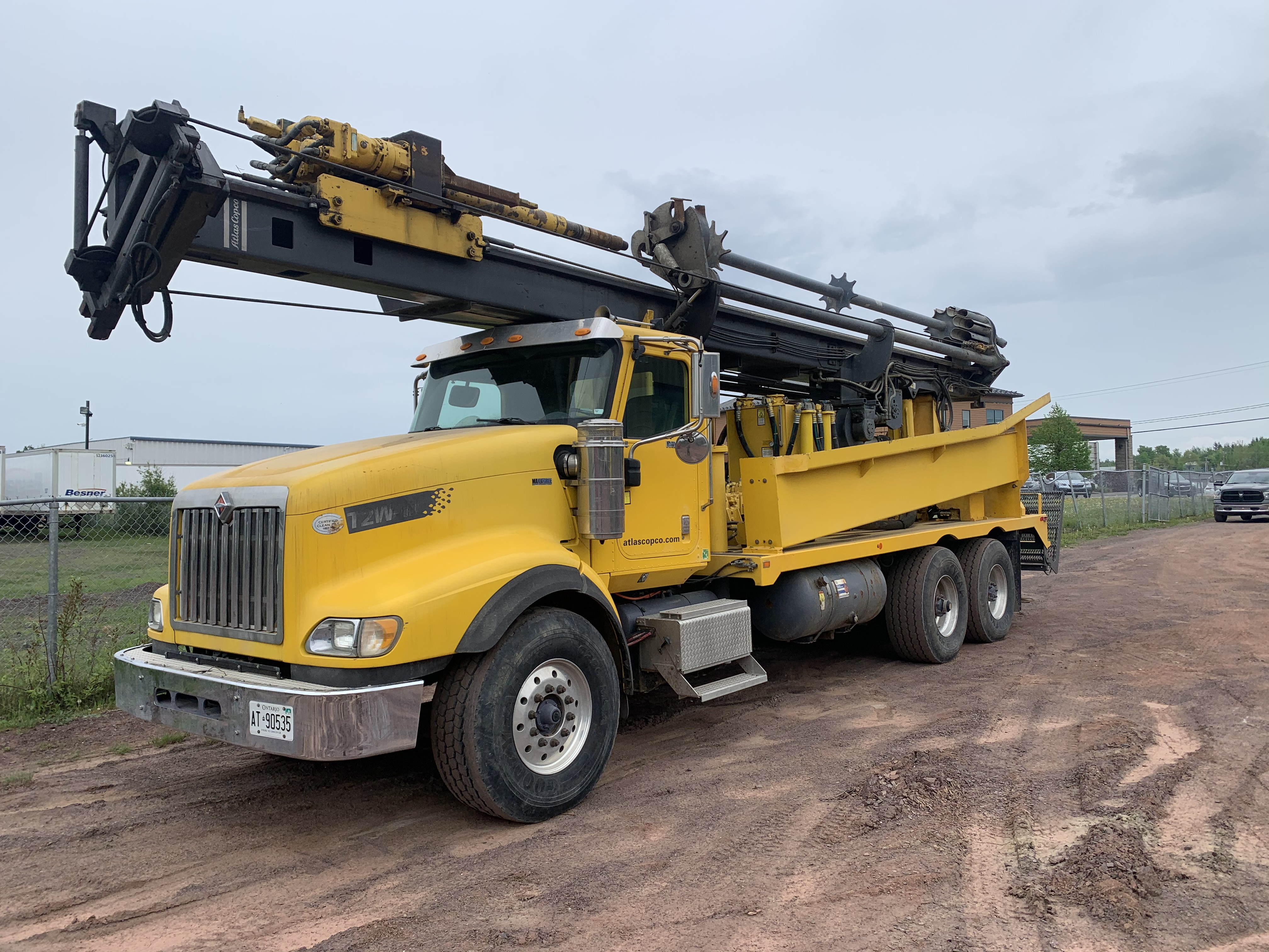 Forage de puits d’eau potable avec foreuse rotative sur chantier à Saint-Odilon-de-Cranbourne.