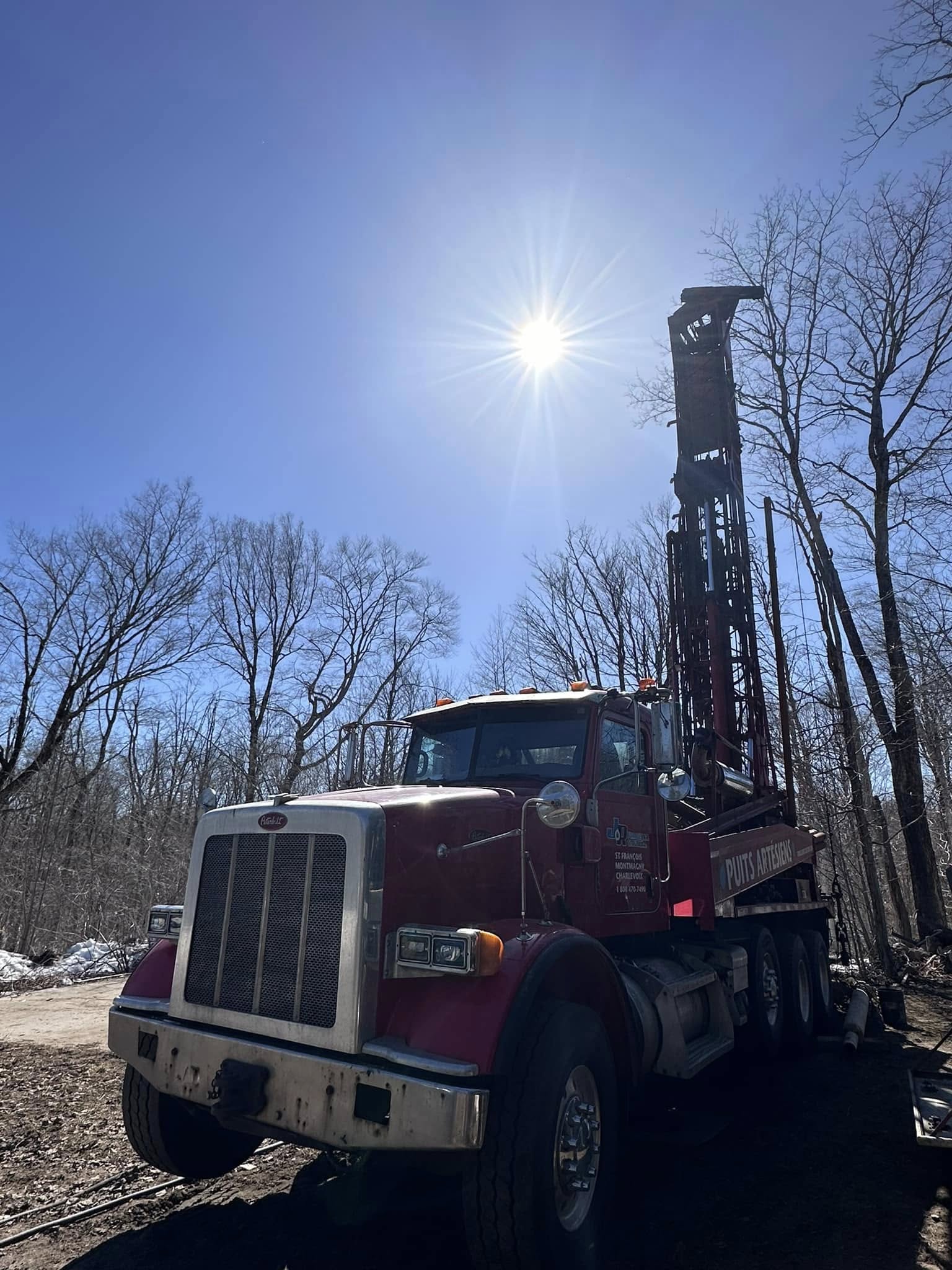 Foreuse industrielle en action pour le forage d’un puits d’eau dans Charlevoix.