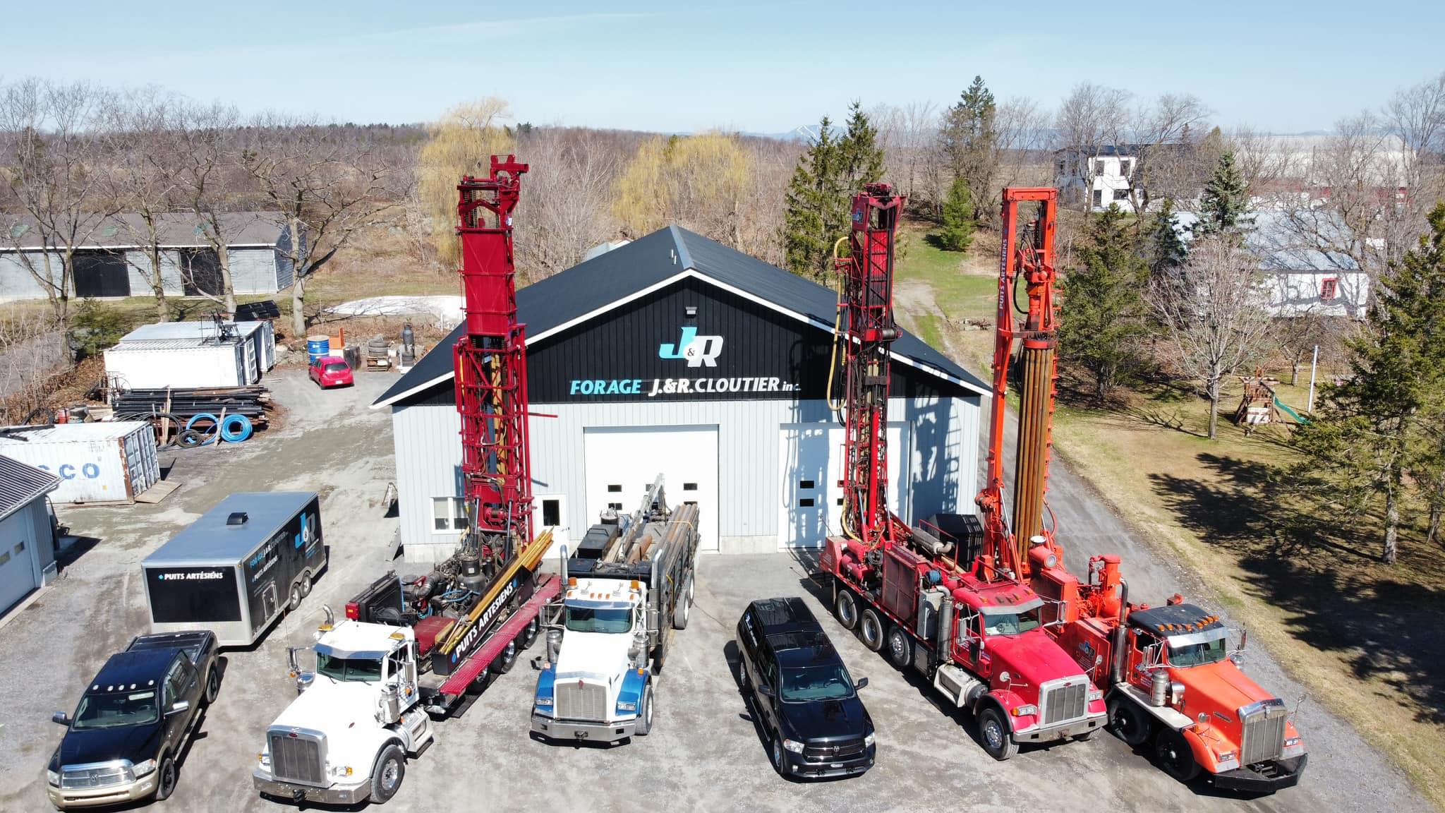 Forage de puits d’eau potable avec foreuse rotative sur chantier dans Charlevoix.