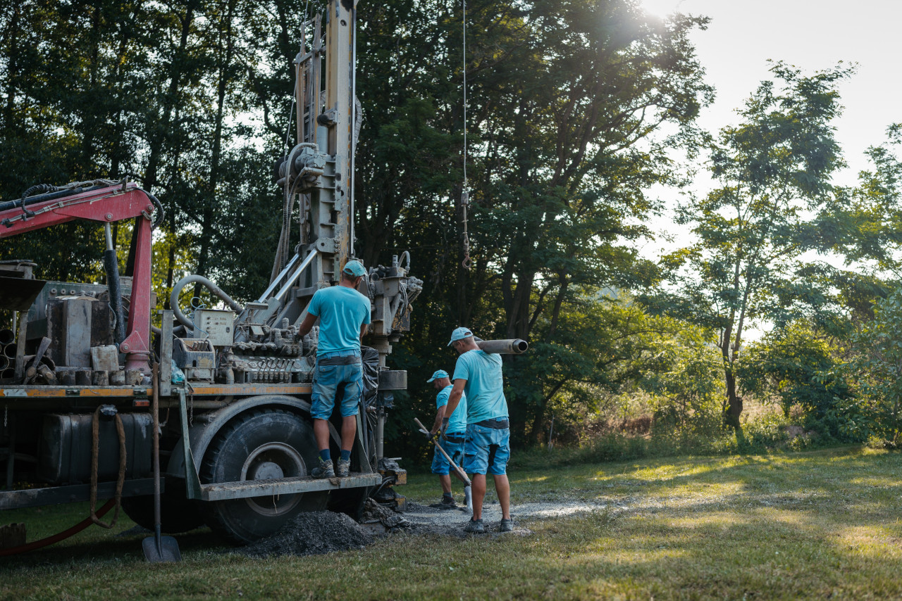 Forage de puits d’eau potable avec foreuse rotative sur chantier dans le Centre-du-Québec.