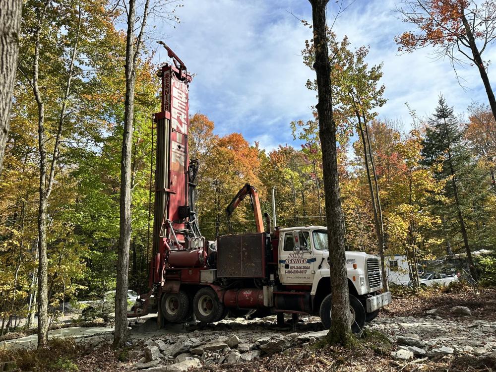 Technicien analysant la qualité de l’eau dans un laboratoire sur la Rive-Sud de Québec.